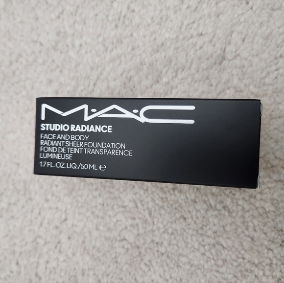 MAC Cosmetics studio radiance face and body foundation in C7 - Picture 1 of 4